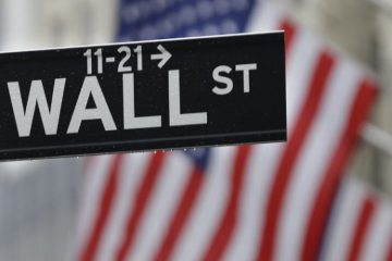 Stimulus uncertainty hems in Wall Street