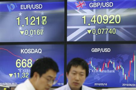 Dollar rallies against yen, euro as FBI clears Clinton