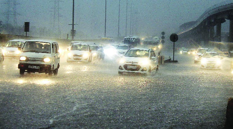 India : Monsoon deluge in Indian cities causes traffic chaos, sewage swirls