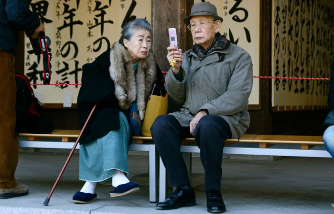 Japan : Why elderly are turning to riskier DIY pension
