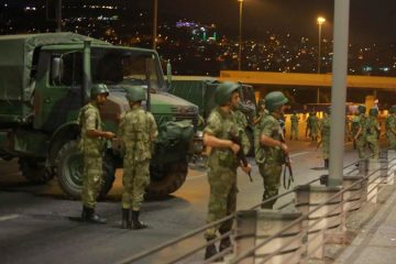 Turkey : Pro-govt forces back in control of military headquarters