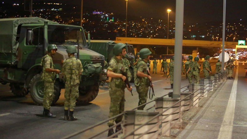 Turkey : Pro-govt forces back in control of military headquarters