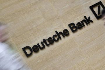 Deutsche Bank extends profit streak in Q2 but warns on economy