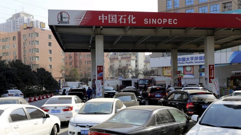 China : Profit at Sinopec slumps 21.6 percent in first half