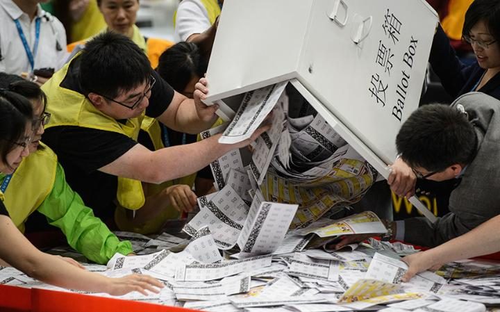Hong Kong : China wary as election exposes underlying strains