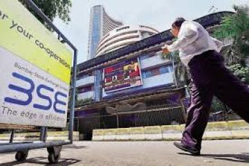 Sensex snaps 6-day gains; banks drag Nifty below 8900; RIL up 5%
