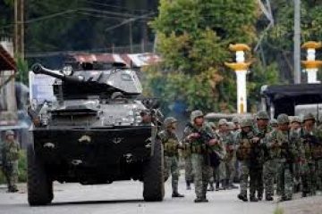 U.S. joins battle as Philippines takes losses in besieged city