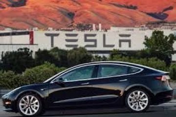 Tesla reveals 500-mile range electric semi-truck