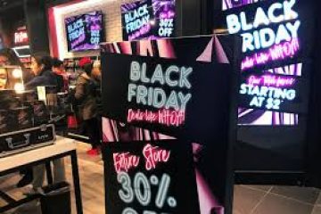 U.S. shoppers browse stores, buy online as Black Friday deals beckon