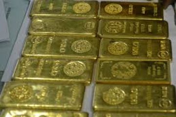 Gold holds tight range ahead of U.S. economic data