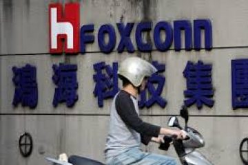 Foxconn to start collecting top-end Apple iPhones in India in 2019