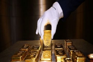 Gold soars to record high, stocks stay uncertain