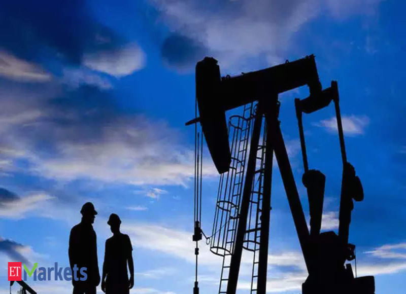 Oil steady as crews return to U.S. Gulf rigs