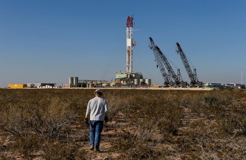 Oil prices edge up on Kazakhstan, Libyan supply worries