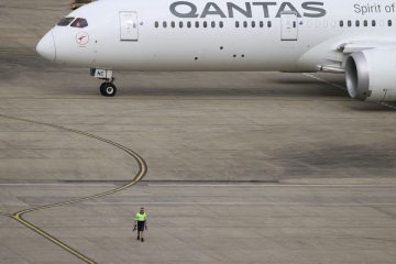 Qantas raises stakes in battle over long-haul cabin crew contract