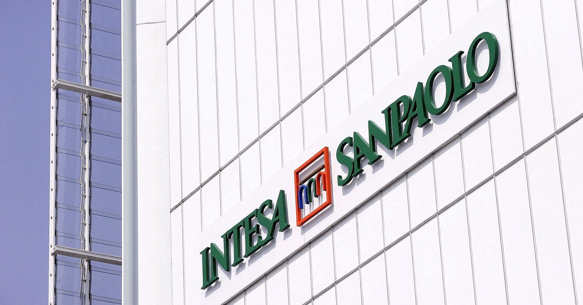 Intesa Sanpaolo shares rise after green light to buyback plan