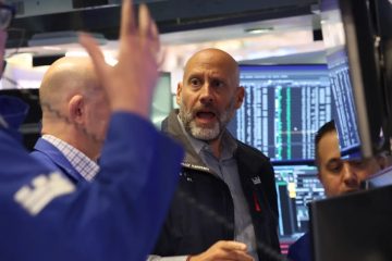 S&P 500 Rally Faces Bond Market Pressure