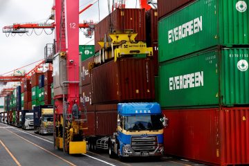 Japan’s Exports Up 3.7% in October, But US Shipments Drop Due to Tariffs