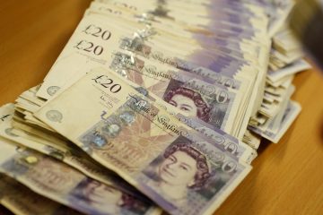 Sterling Dips Amid Starmer Turmoil and Rate Cut Speculation