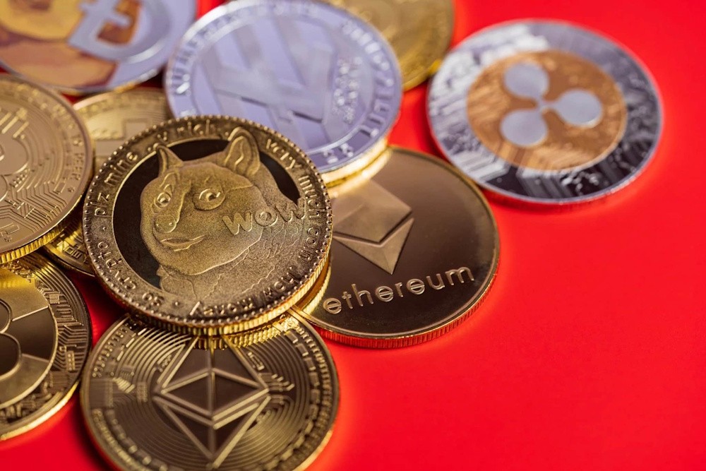 Altcoins Surge as XRP, SHIB and HYPE Break Higher