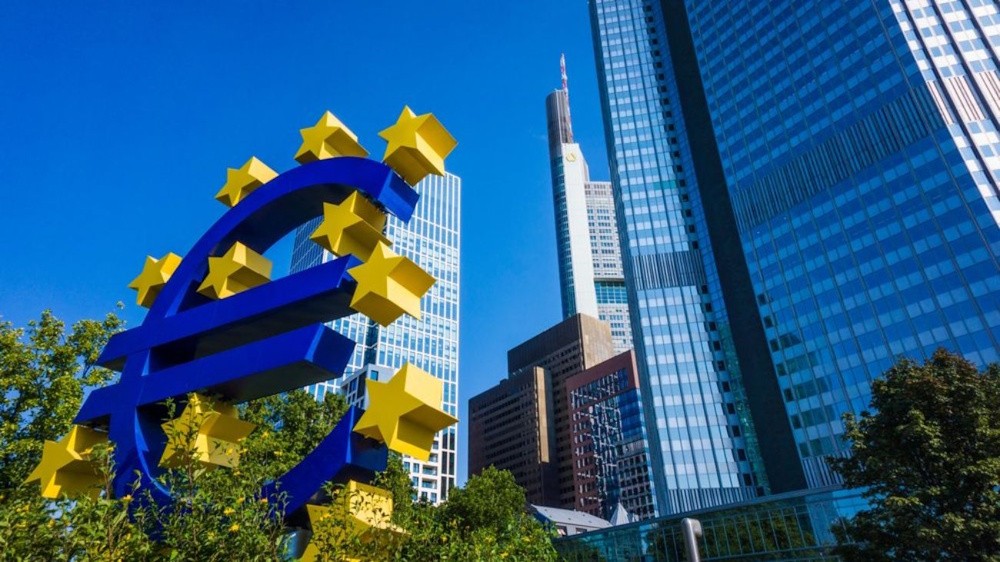 AI Stocks at Risk: ECB Warns of Potential Crash Despite Success