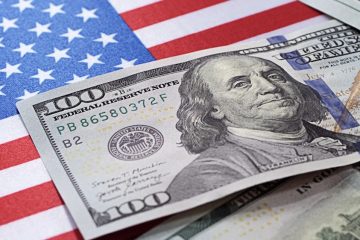 Dollar Rises as Treasury Yields and Rate-Hike Bets Strengthen
