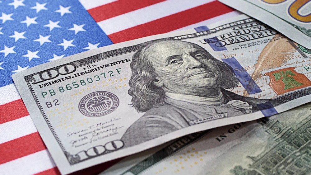 Dollar Rises as Treasury Yields and Rate-Hike Bets Strengthen