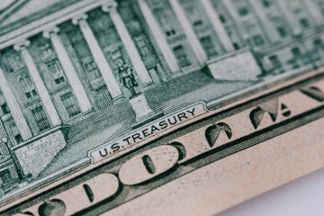 Oil prices push US benchmark yield to 2002 high